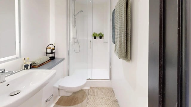 Sink toilet shower with towels bathroom at Bridgeside in Nottingham Student Accommodation