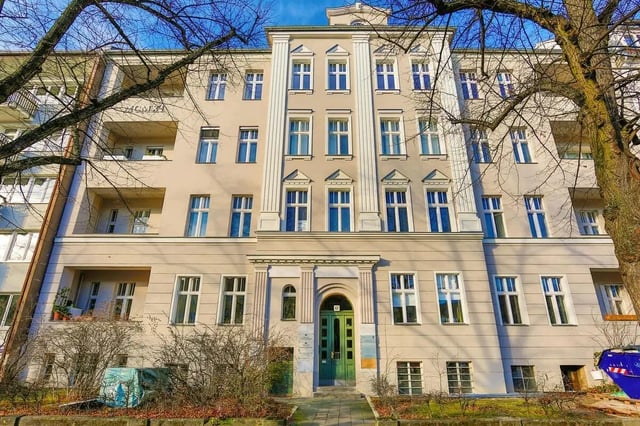 Building entrance with green door and windows exterior at Hohenzollerndamm 53.6 in Berlin Student Accommodation