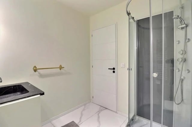 Sink shower door and towel bar bathroom at Apartment in Rue Sedaine, Paris for 37 m² with 1 bedroom in Paris Student Accommodation