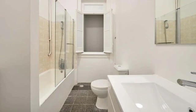 Bathtub toilet sink and mirror bathroom at Casa Elias III – Room 11 in Lisbon Student Accommodation