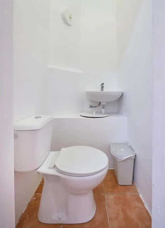 Toilet sink and trash bin bathroom at Casa Elias III – Room 11 in Lisbon Student Accommodation