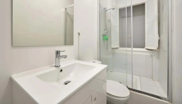 Sink toilet shower and mirror bathroom at Casa Elias III – Room 11 in Lisbon Student Accommodation