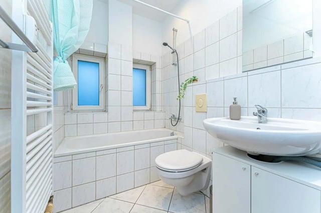 Bathtub toilet sink and radiator bathroom at Sterndamm 75.2 75.3 in Berlin Student Accommodation