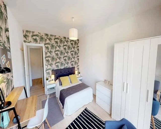 Desk bed wardrobe and chest of drawers bedroom at Chambre dans le rue d'Hautpoul in Paris Student Accommodation