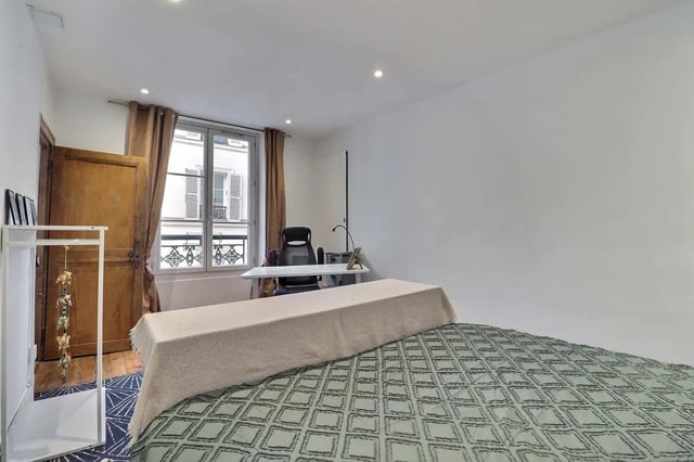 Bed desk chair window and wardrobe bedroom at Apartment 2 bedrooms 63m² in Paris Student Accommodation