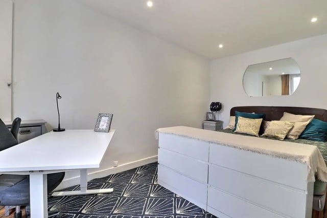 White desk and bed with pillows bedroom at Apartment 2 bedrooms 63m² in Paris Student Accommodation