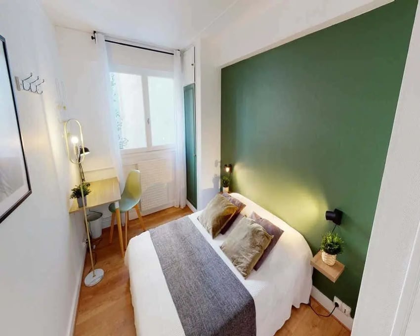 Bed desk chair and green wall bedroom at Chambre dans le rue des morillons in Paris Student Accommodation