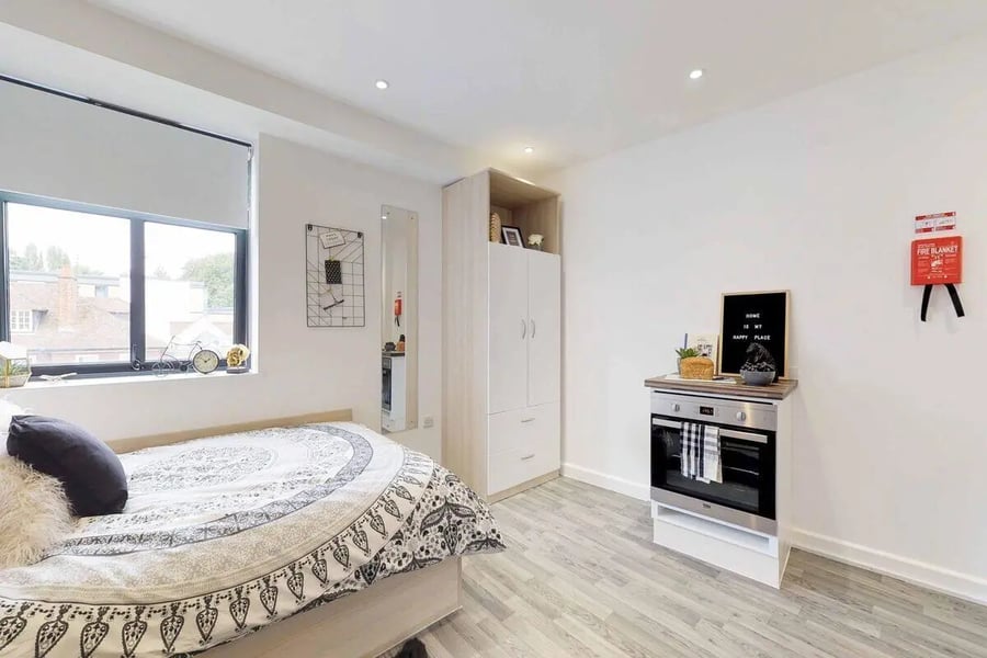 Bed wardrobe oven and fire blanket studio apartment at Castle Hill in Cambridge Student Accommodation