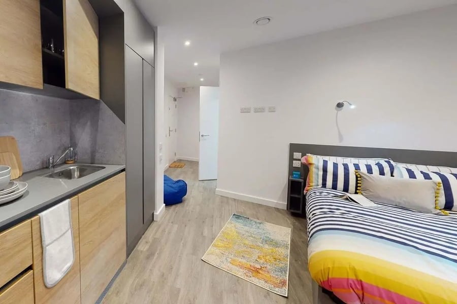 Modern studio with kitchen and colorful bedding bedroom at Great Court in London Student Accommodation