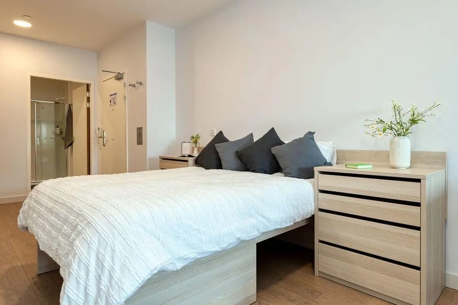 Bed pillows dresser and shower room bedroom at Collegiate Middle Street in Portsmouth Student Accommodation