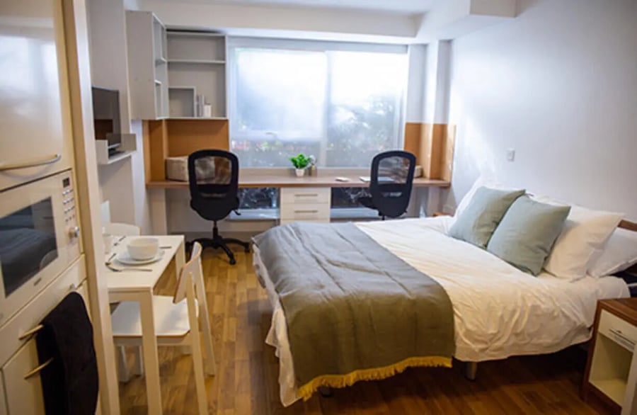 Bed desk chairs microwave and table room at Collegiate Earlsdon Street in Portsmouth Student Accommodation