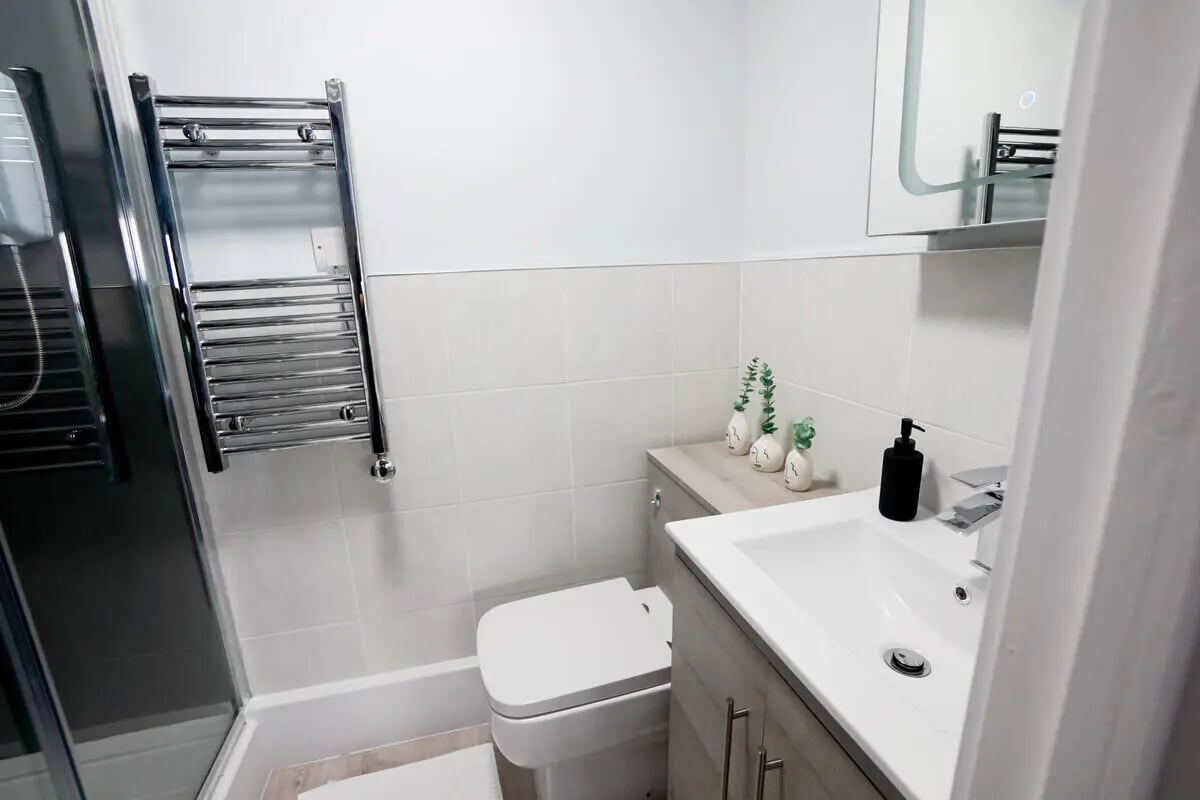 Shower toilet sink towel rack bathroom at Madison Gardens in Nottingham Student Accommodation