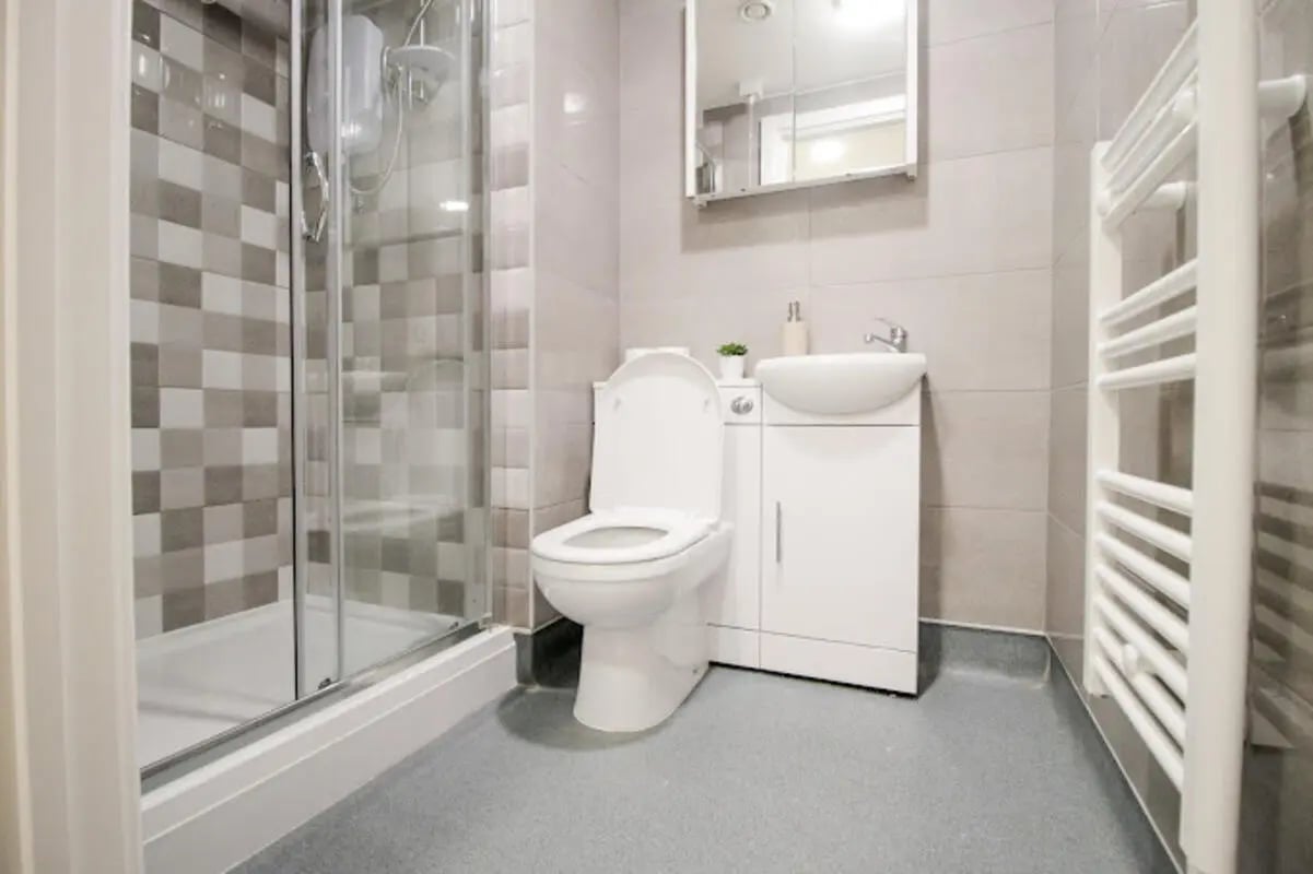Toilet sink shower and towel rail bathroom at Stanley House Nottingham in Nottingham Student Accommodation