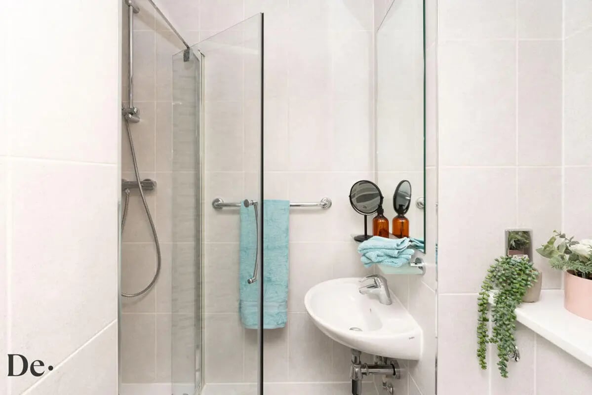 Shower sink mirror towel bathroom at Castle Hill in Cambridge Student Accommodation