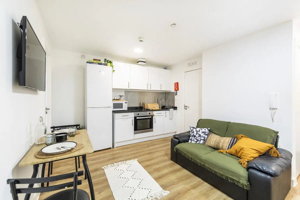 Kitchen area with sofa and dining table living room at Tamarillo House in Bristol Student Accommodation