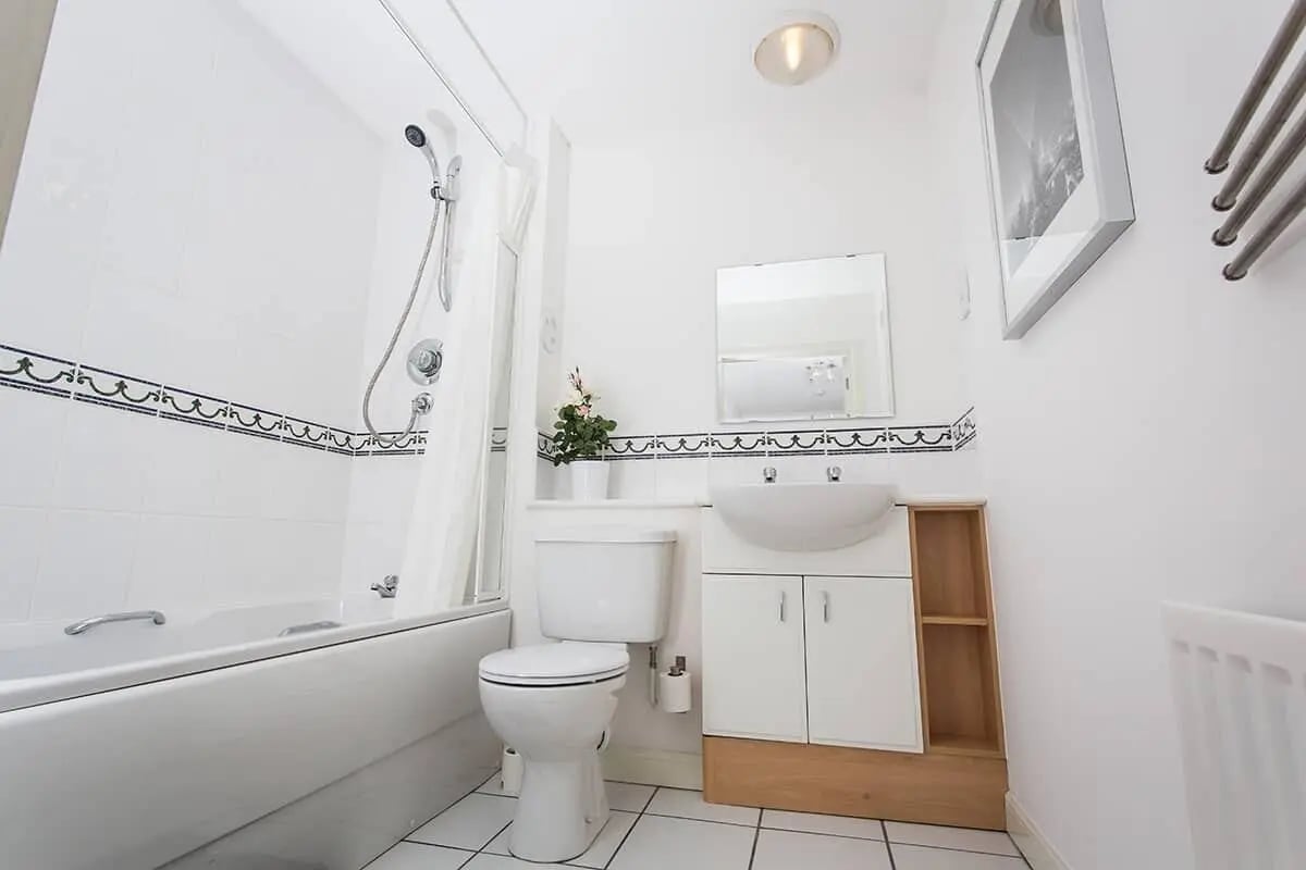 Bathtub toilet sink vanity mirror bathroom at Trinity Court in Aberdeen Student Accommodation