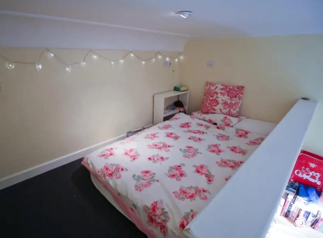 Bed with floral duvet heart lights bedroom at Radmoor House in Loughborough Student Accommodation