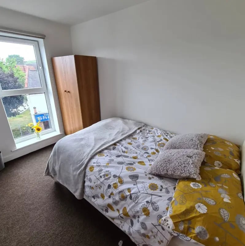Bed with floral bedding and wardrobe bedroom at The Student Block in Loughborough Student Accommodation