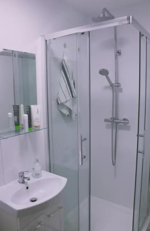 Sink shower and toiletries bathroom at Renaissance House in Leicester Student Accommodation