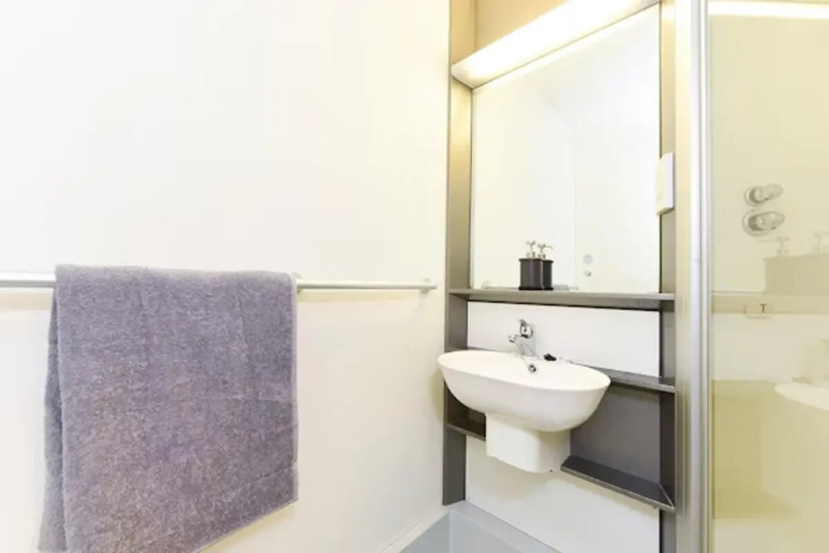 Sink, towel, shower, mirror bathroom at Gibson Street in Glasgow Student Accommodation