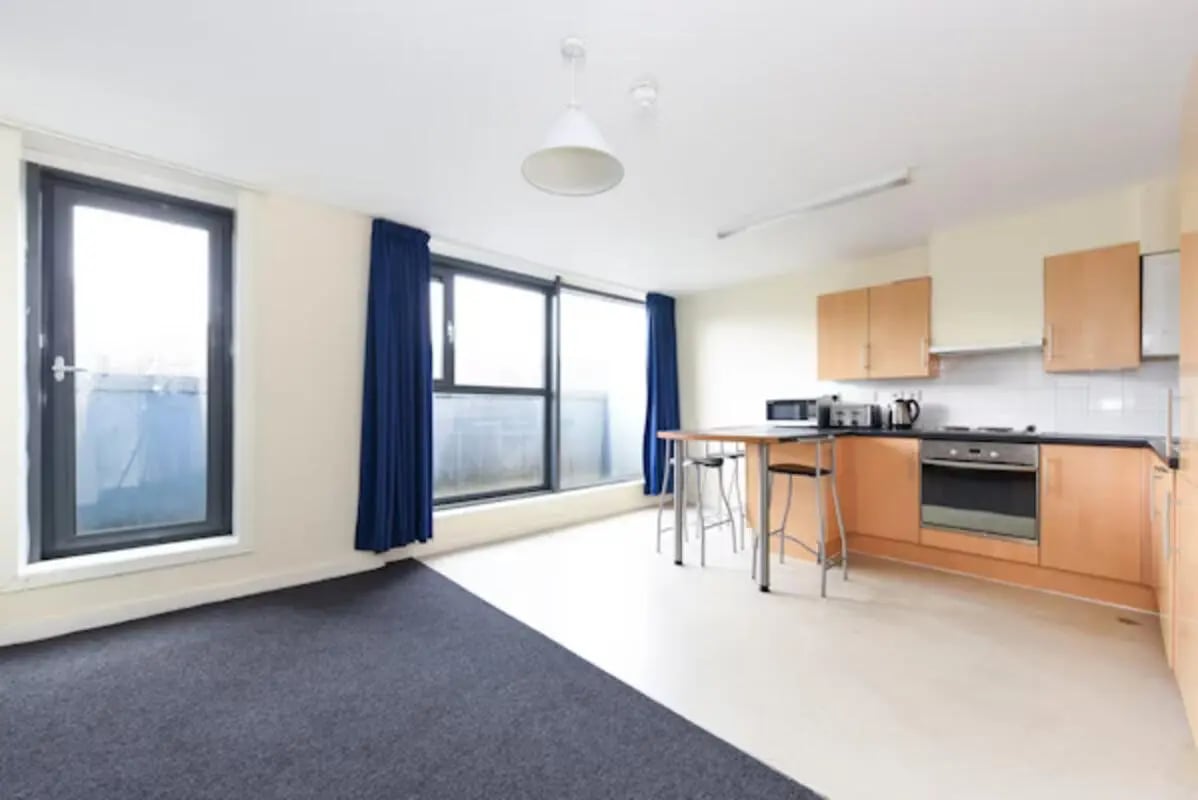Kitchen area with breakfast bar and oven. at Gibson Street in Glasgow Student Accommodation