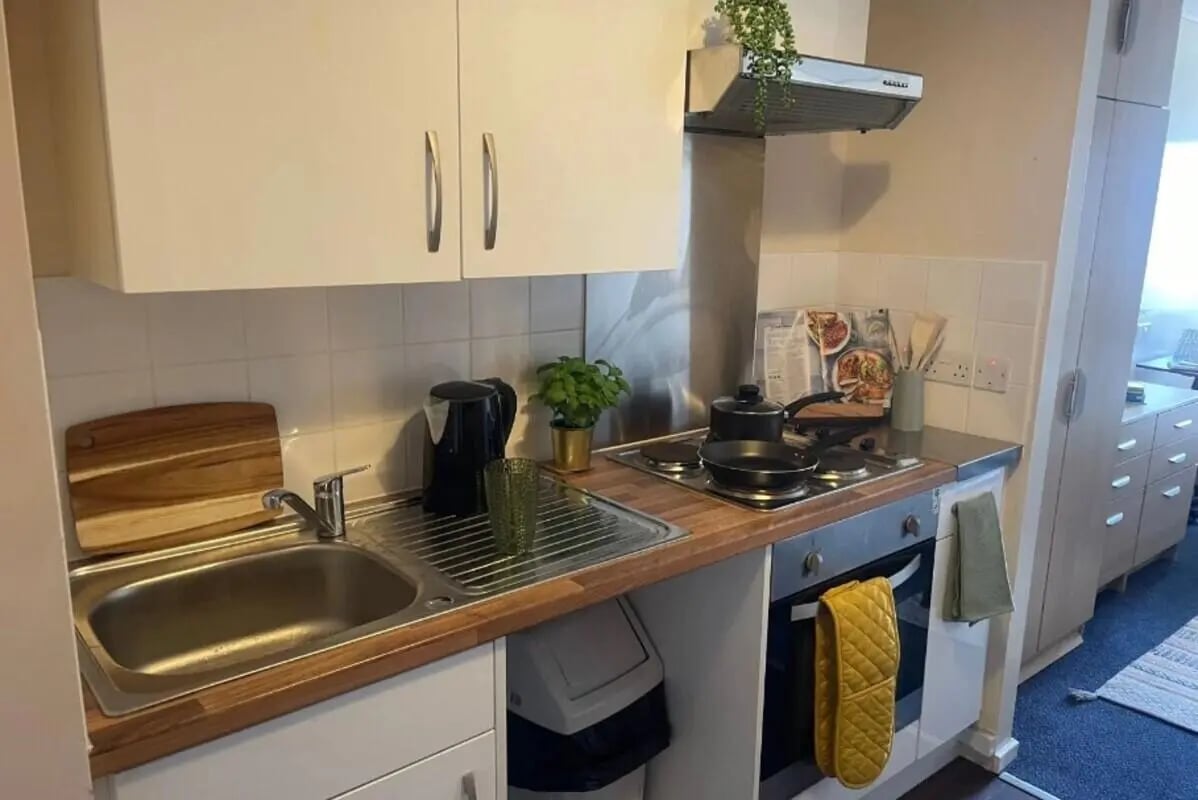 Kitchen with sink stove and cabinets kitchen at Dinwiddy House in London Student Accommodation