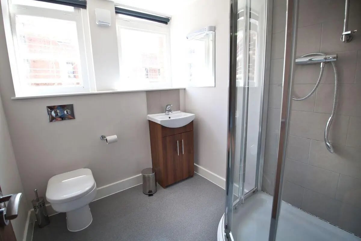 Toilet sink shower bin and towel rack bathroom at Dean Clarke Lofts in Exeter Student Accommodation