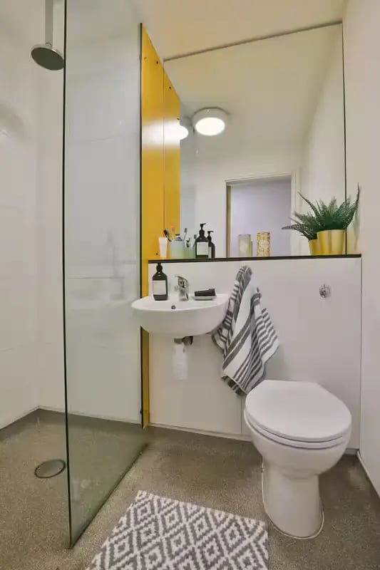 Sink toilet shower patterned rug bathroom at Chatham Lodge in Liverpool Student Accommodation