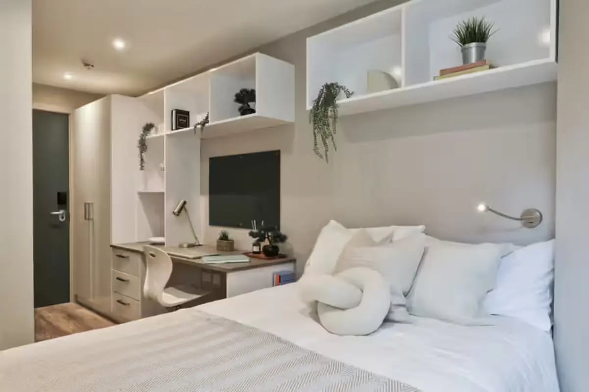 Bed desk shelves and closet bedroom at Buccleuch Street in Edinburgh Student Accommodation