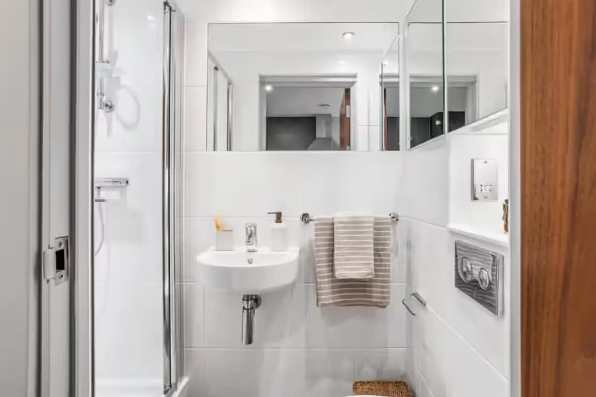 Sink shower mirror towels and toiletries bathroom at Windsor House in Cardiff Student Accommodation