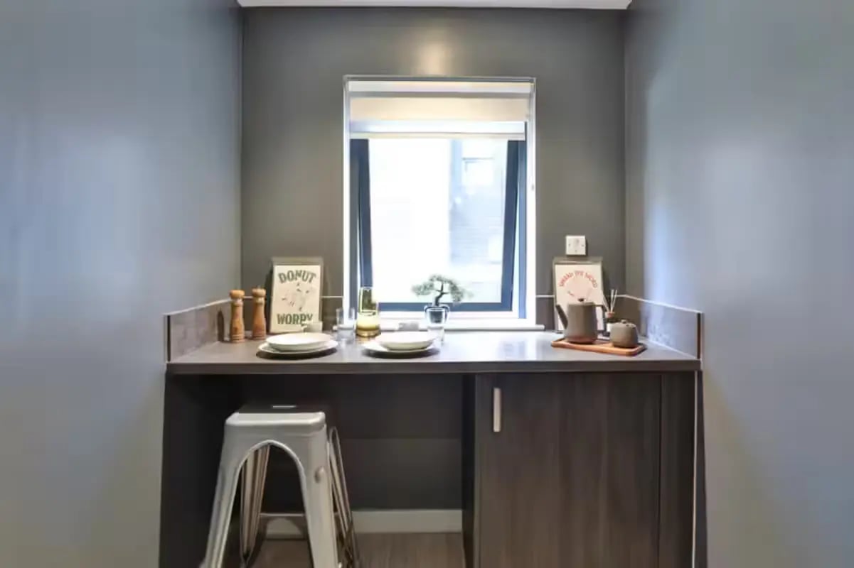 Counter with stools and window kitchen at Windsor House in Cardiff Student Accommodation
