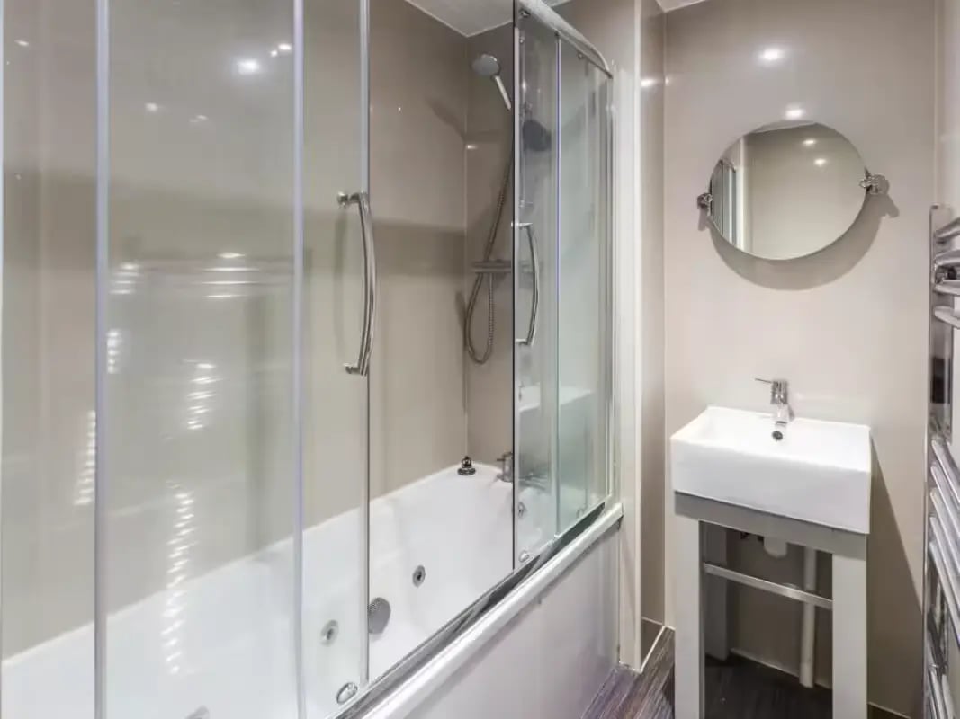 Tub shower sink and mirror bathroom at 93 Thornton Road in Stoke-On-Trent Student Accommodation