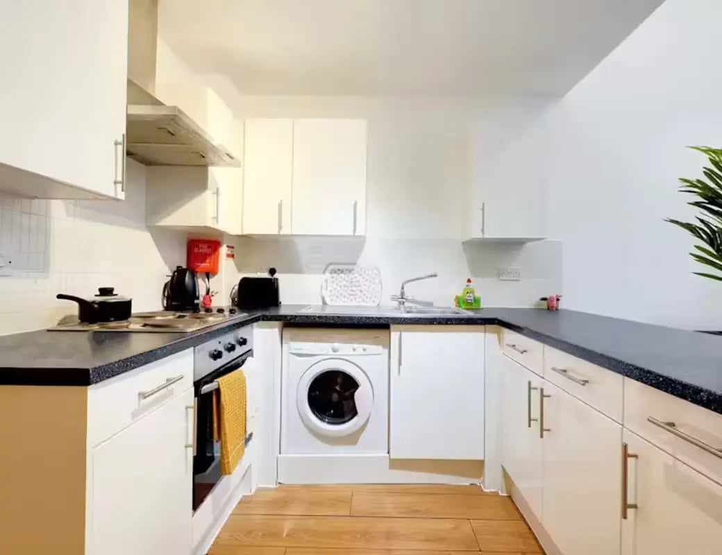 Kitchen with hob washing machine and cabinets kitchen at Newarke Street Leicester in Leicester Student Accommodation