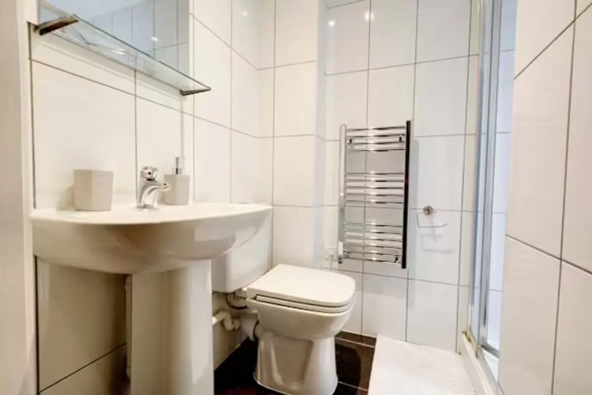 Sink toilet towel rack shower bathroom at Newarke Street Leicester in Leicester Student Accommodation