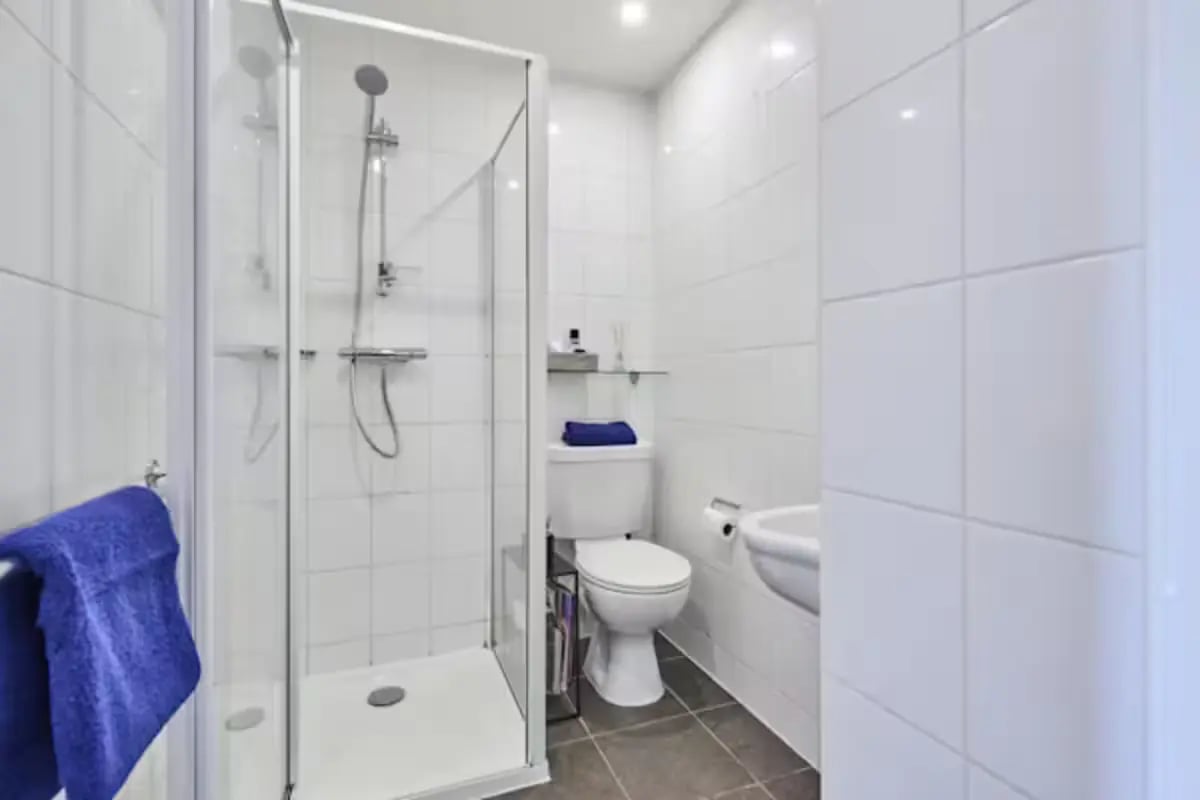 Shower toilet sink with blue towel bathroom at The Summit Leicester in Leicester Student Accommodation