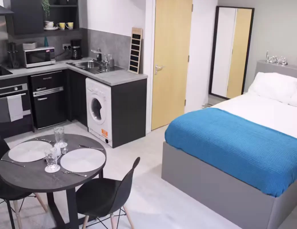 Kitchenette dining area and bed studio apartment at Queens Court Leicester in Leicester Student Accommodation
