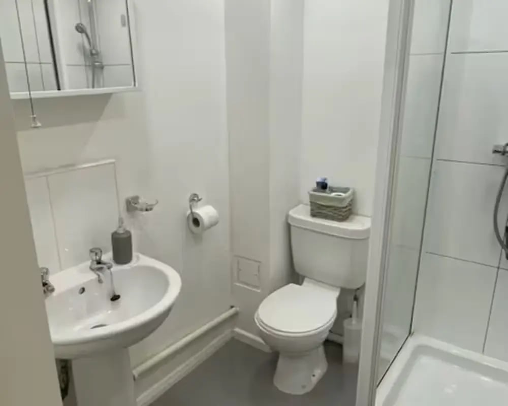 Toilet sink and shower with mirrored cabinet Bathroom at Queens Court Leicester in Leicester Student Accommodation