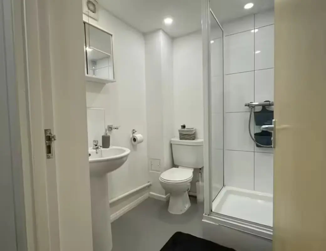 Sink toilet and shower enclosure bathroom at Queens Court Leicester in Leicester Student Accommodation