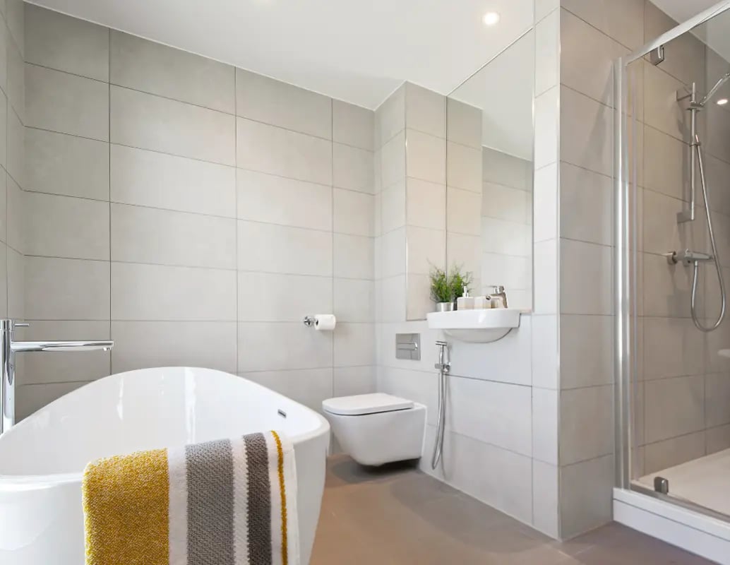 Bathtub toilet shower with towels bathroom at Gravity in Lincoln Student Accommodation