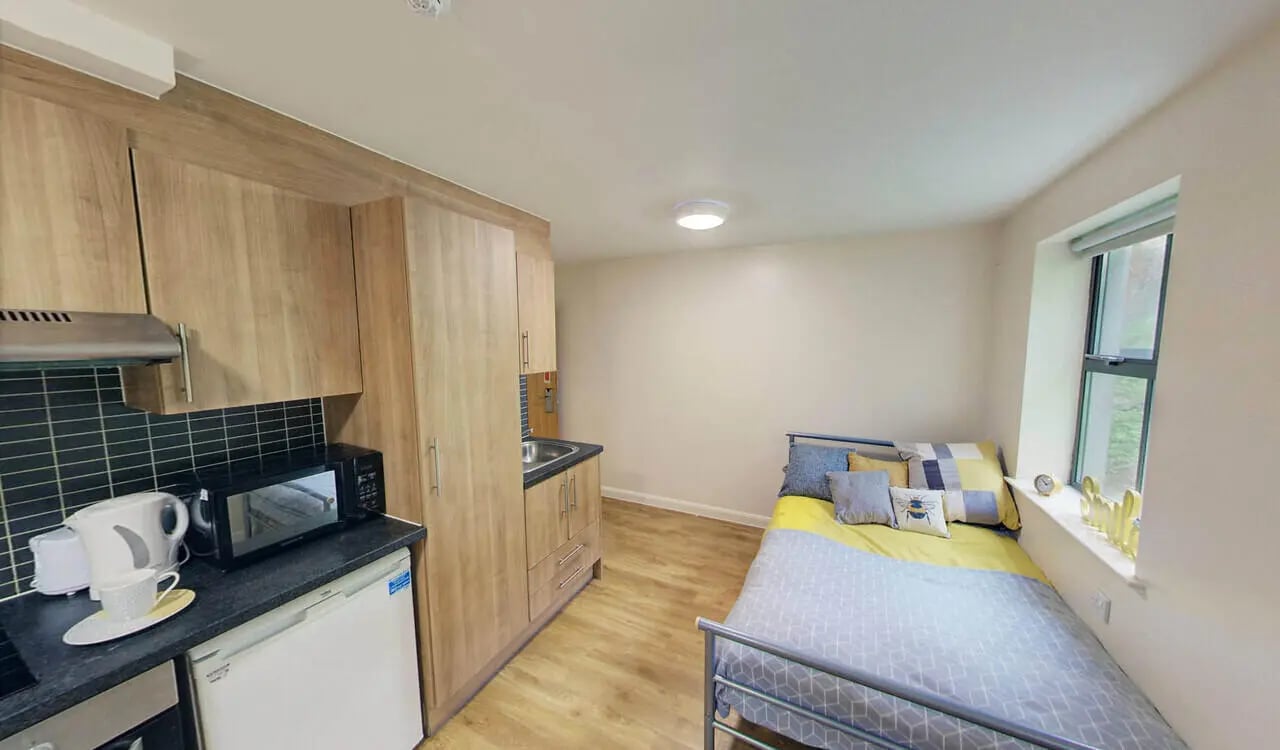 Bed microwave fridge kettle and sink studio at dwell Hotwells House in Bristol Student Accommodation