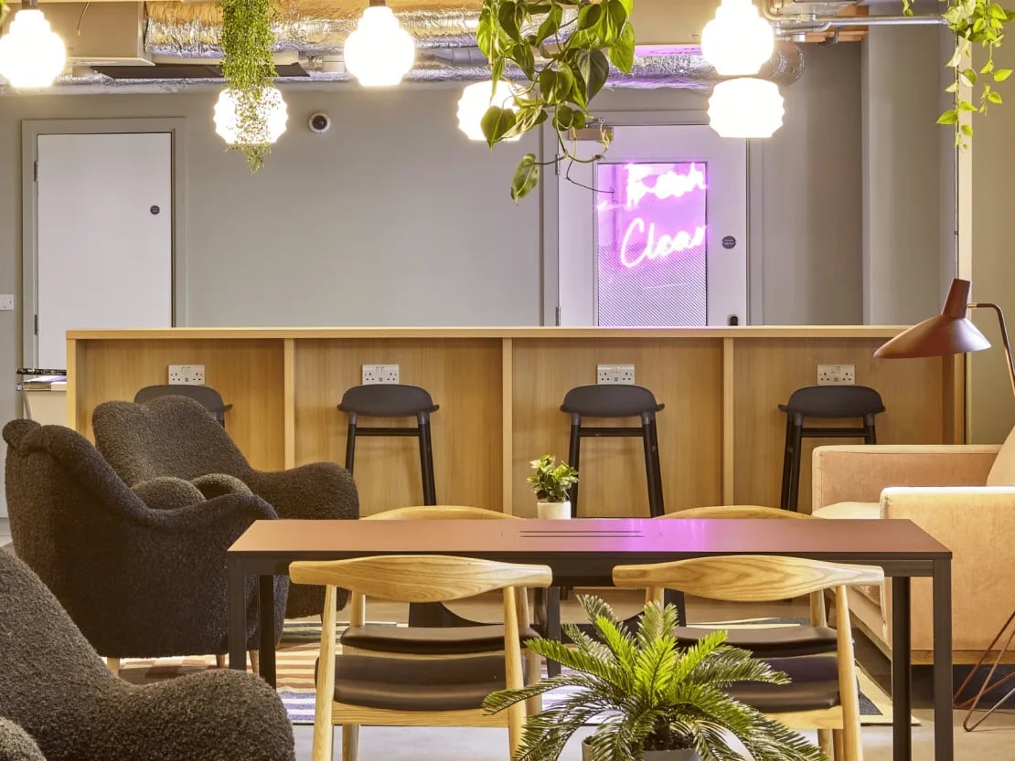 Chairs and tables in a lounge living room at Queen Street Studios in Exeter Student Accommodation