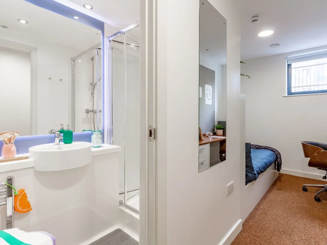 Sink shower sink and bed bedroom at The Shield in Newcastle Upon Tyne Student Accommodation