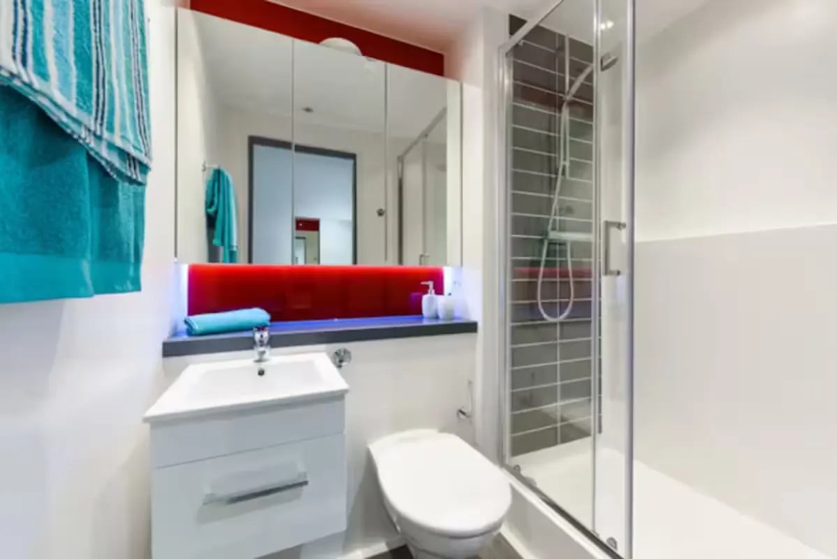 Sink toilet shower and towels bathroom at Great Patrick Street in Belfast Student Accommodation