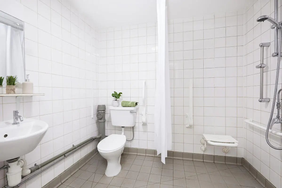 Sink toilet shower seat shower bathroom at Lakeside in Birmingham Student Accommodation