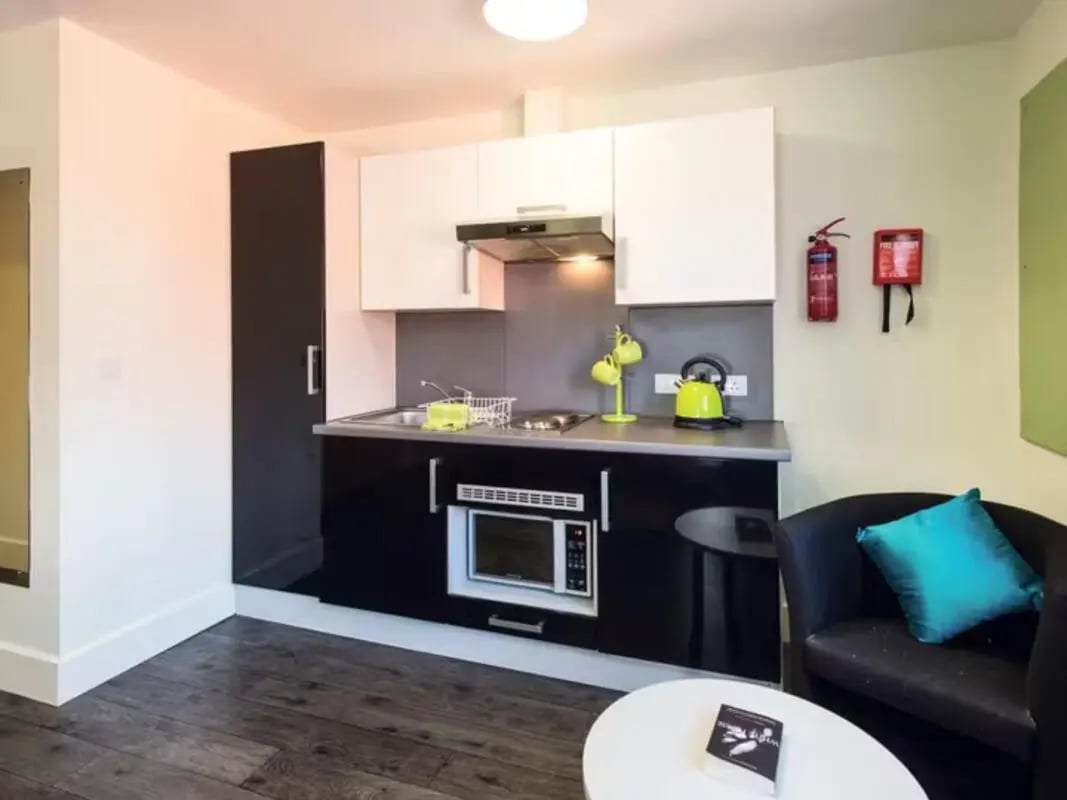 Modern kitchen with microwave kettle and kettle kitchen at Ty Ni in Bangor Student Accommodation