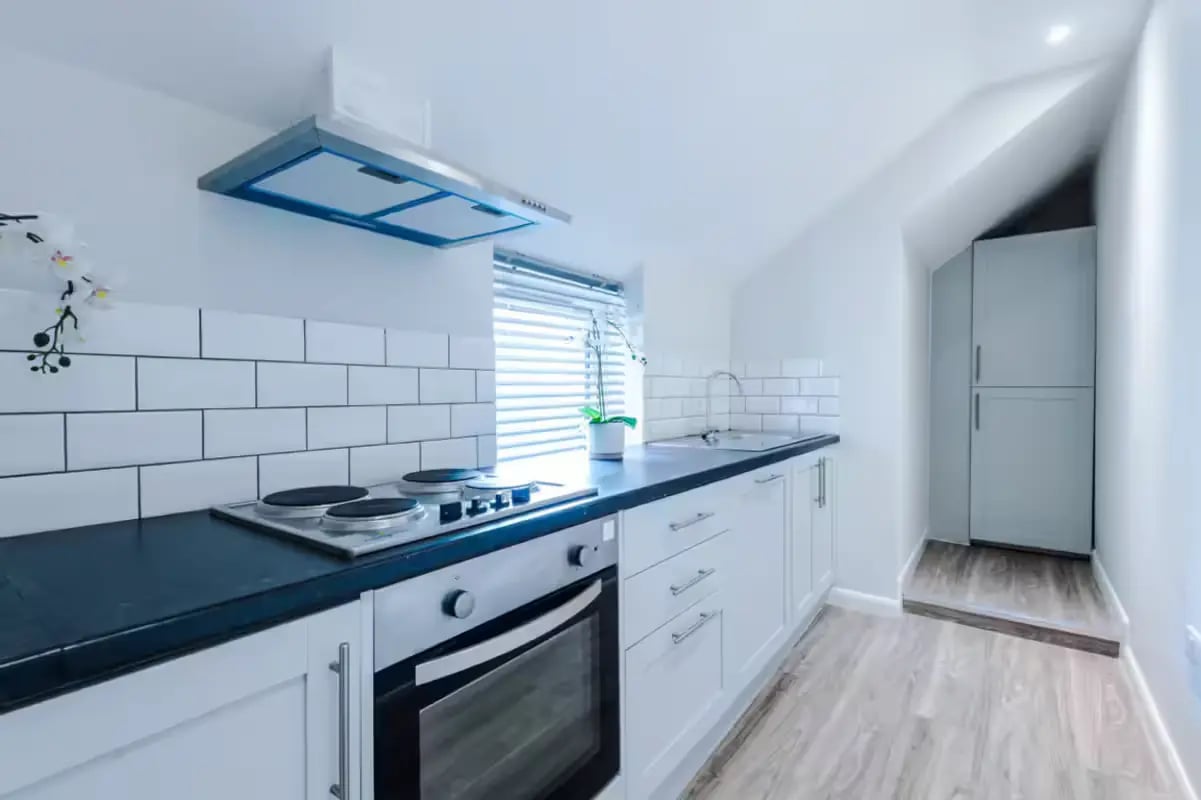 Modern kitchen with oven stove and sink kitchen at 32 Cauldon Road in Stoke-On-Trent Student Accommodation