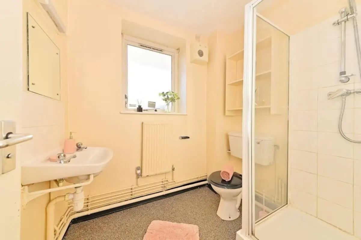Sink toilet shower and mirror bathroom at St Andrews Gardens - Liverpool in Liverpool Student Accommodation