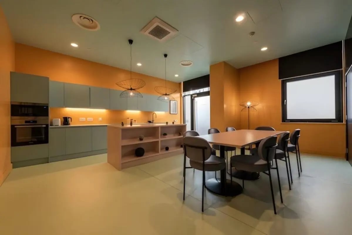 Kitchen island dining table and chairs living room at Luxurio in Loughborough Student Accommodation