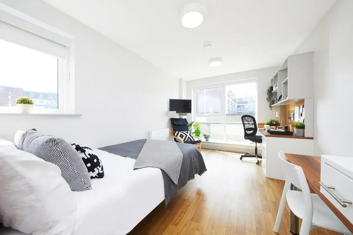 Bed desk chair television and shelves bedroom at Collegiate Earlsdon Street in Portsmouth Student Accommodation