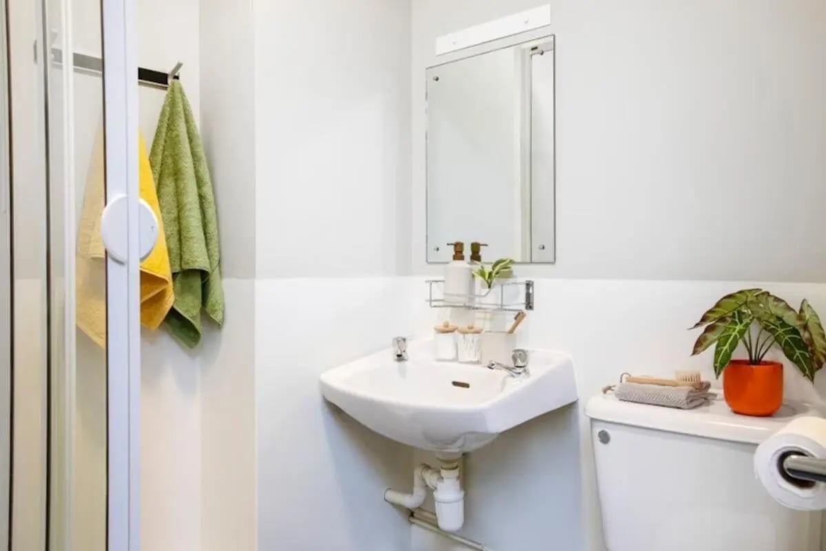 Sink toilet mirror towels shower bathroom at Newarke Point in Leicester Student Accommodation